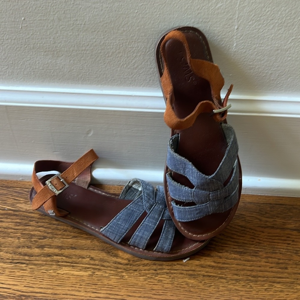 Tom’s Zoe Chambray Brown Suede sandals